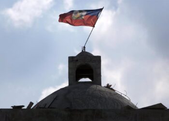 15-11-2019 Bandera de Haití en una iglesia de Puerto Príncipe.  El Consejo de Seguridad de Naciones Unidas ha expresado su "profunda preocupación" por el deterioro de las condiciones políticas, de seguridad y humanitarias en Haití y, dos días después de que 15 personas perdiesen la vida por tiroteos en Puerto Príncipe, ha abogado por la "urgente" celebración de elecciones presidenciales y legislativas.  POLITICA LATINOAMÉRICA INTERNACIONAL HAITÍ
JOSE A. IGLESIAS / ZUMA PRESS / CONTACTOPHOTO