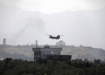 A U.S.Chinook helicopter flies over the U.S. Embassy, in Kabul, Afghanistan, Sunday, Aug. 15, 2021. Helicopters are landing at the U.S. Embassy in Kabul as diplomatic vehicles leave the compound amid the Taliban advanced on the Afghan capital. (AP Photo/Rahmat Gul)