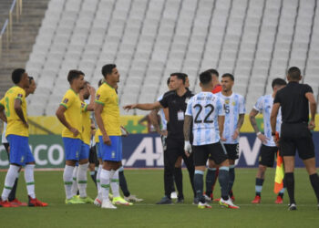 Argentina's (R) and Brazil's players are seen after employees of the National Health Surveillance Agency (Anvisa) entered to the field during the South American qualification football match for the FIFA World Cup Qatar 2022 between Brazil and Argentina at the Neo Quimica Arena, also known as Corinthians Arena, in Sao Paulo, Brazil, on September 5, 2021. - Brazil's World Cup qualifying clash between Brazil and Argentina was halted shortly after kick-off on Sunday as controversy over Covid-19 protocols erupted. (Photo by NELSON ALMEIDA / AFP)