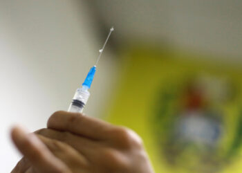 A Venezuelan health worker prepares a syringe with Russia's Sputnik V vaccine against the coronavirus disease (COVID-19), at a hospital, in Caracas, Venezuela February 22, 2021. REUTERS/Leonardo Fernandez Viloria NO RESALES. NO ARCHIVES