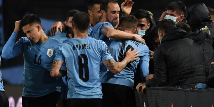 AMDEP9293. MONTEVIDEO (URUGUAY), 05/09/2021.- Federico Valverde (c) de Uruguay celebra hoy con sus compañeros tras anotar contra Bolivia, durante un partido por las eliminatorias sudamericanas al Mundial de Catar 2022, en el estadio Centenario de Montevideo (Uruguay). EFE/ Pablo Porciúncula /POOL