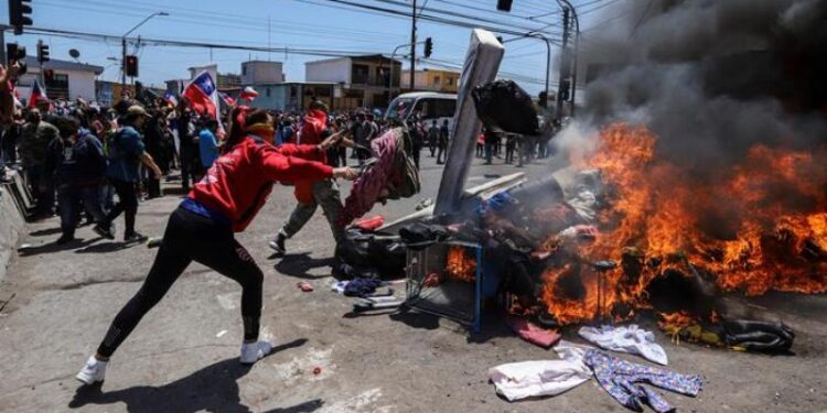 Desalojo campamento de migrantes venezolanos en Chile. Foto AP.