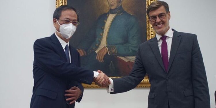 Felix Plasencia y el embajador de China Li Baorong. Foto @PlasenciaFelix