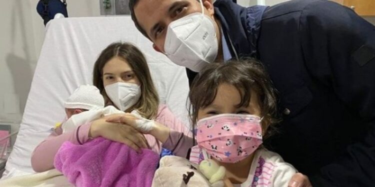 Juan Guaidó. Pdte. (E) de Venzuela y su esposa Fabiana Rosales, en compañía de sus dos hijas. Foto IG @jguaido