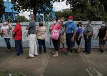 Varias personas esperan para recibir la segunda dosis de la vacuna Spunik V contra la covid-10 hoy, en el hospital Manolo Morales, en Managua (Nicaragua). EFE/ Jorge Torres