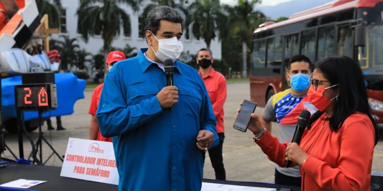 Nicolás Maduro y Delcy Rodríguez. Pago digital pasaje urbano. Foto @PresidencialVen
