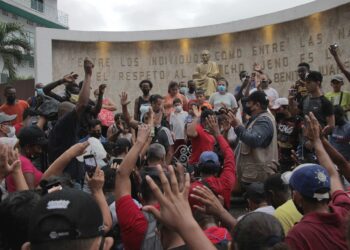 Un grupo de migrantes centroamericanos manifestaron, en el municipio de Tapachula en el estado de Chiapas (México). Unos 200 migrantes de países como Haití, Cuba, Nicaragua, El Salvador, Honduras encendieron este jueves veladoras y realizaron oraciones para pedir a Dios que el Gobierno mexicano que les ayude a salir de la ciudad de Tapachula, en el sureño estado mexicano de Chiapas. EFE/Juan Manuel Blanco