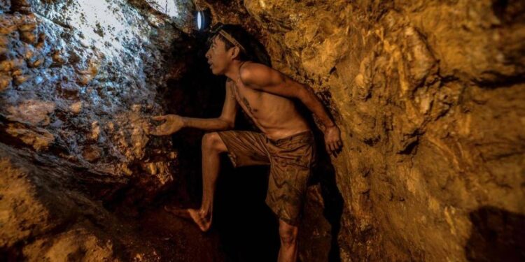 Ender Moreno busca oro en la mina de oro La Culebra en El Callao, estado de Bolívar, al sureste de Venezuela el 1 de marzo de 2017. JUAN BARRETO AFP/GETTY IMAGES