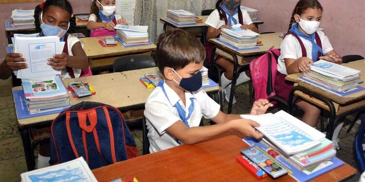 Las escuelas cienfuegueras cumplen con las medidas higiénico-sanitarias, según el protocolo establecido por el Ministerio de Salud Pública, durante el curso 2020-2021, en un año marcado por los efectos de la pandemia Covid-19. Cienfuegos, 2 de enero de 2021.  ACN  FOTO/Modesto GUTIÉRREZ CABO/sdl