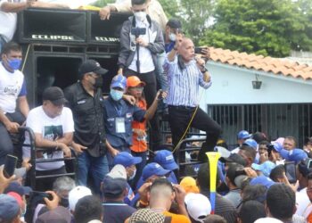 Candidato a la gobernación, Manuel Rosales en un recorrido por Santa Barbara del Zulia. Foto VPItv