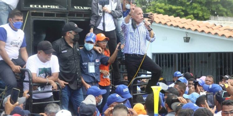 Candidato a la gobernación, Manuel Rosales en un recorrido por Santa Barbara del Zulia. Foto VPItv