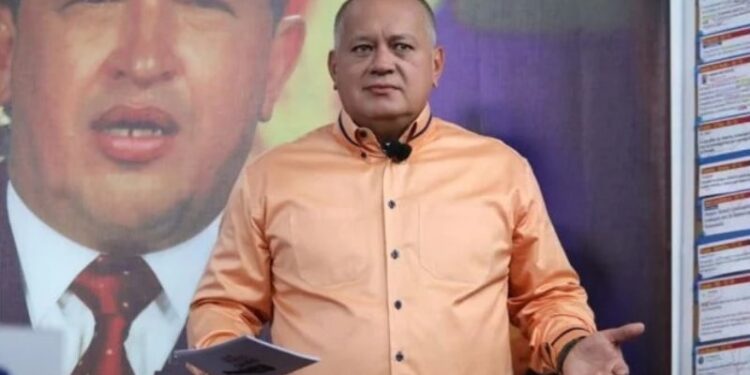 Diosdado Cabello. Foto Con el mazo.