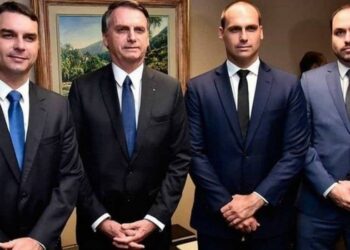 Jair Bolsonaro y sus hijos Carlos, Eduardo y Flavio Bolsonaro. Foto de archivo.