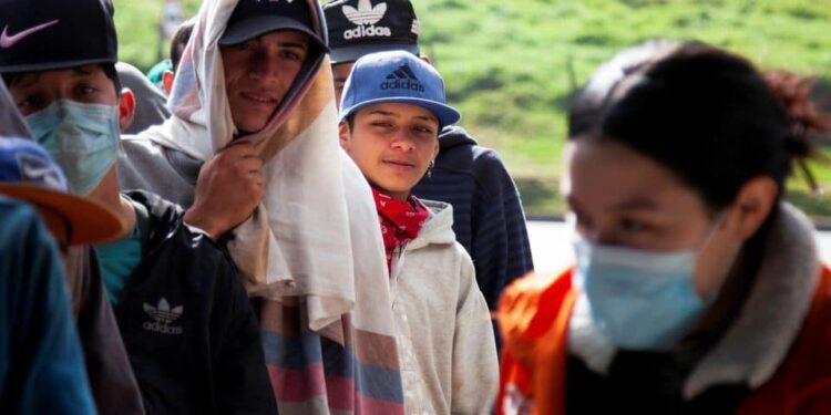 Migrantes venezolanos hacen fila para registrarse en un punto de servicio para migrantes administrado por el Comité Internacional de Rescate (IRC) en Chusaca, Colombia, 21 de octubre de 2021. Fotografía tomada el 21 de octubre de 2021. REUTERS / Vannessa Jimenez