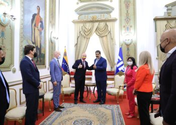 Nicolás Maduro y Giovanni Vincenzo Infantino, presidente de la FIFA. Foto @PresidencialVen.