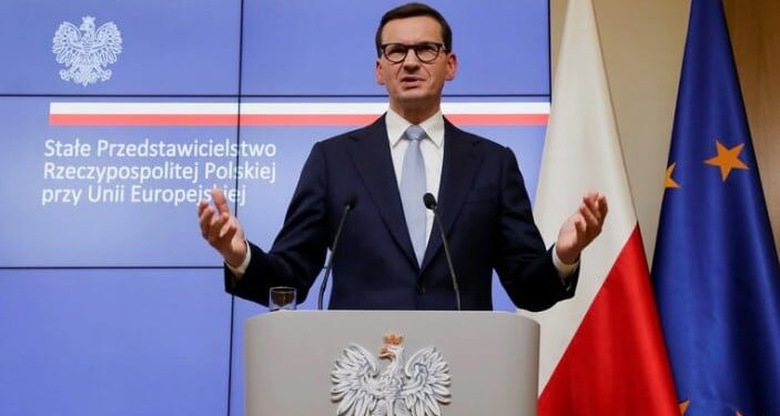 El primer ministro polaco, Mateusz Morawiecki, explica ante los periodistas en Bruselas la posición de la justicia de su país que impone las leyes polacas sobre las europeas. Una posición que pone en peligro la permanencia de Polonia en la UE. REUTERS/Pascal Rossignol