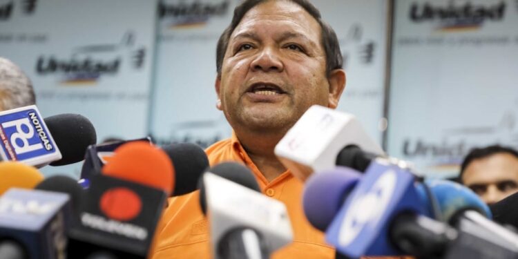 CAR05. CARACAS (VENEZUELA), 09/08/2017.- El dirigente opositor Andrés Velásquez habla durante una rueda de prensa hoy, miércoles 9 de agosto de 2017, en la que leyó un comunicado de la Mesa de la Unidad Democrática (MUD) en Caracas (Venezuela). La oposición venezolana reunida en la MUD anunció hoy su decisión de inscribir candidatos para las próximas elecciones regionales a celebrarse el 10 de diciembre de este año, unos comicios vencidos según lo establecido en la Constitución. EFE/Miguel Gutiérrez