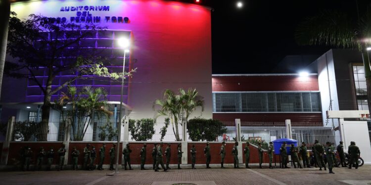 Fuerzas de seguridad a las puertas del auditorio FErmín Toro en Caracas, Venezuela, este domingo. La apertura de los centros de votación para las elecciones regionales y locales de este domingo en Venezuela comenzó pasadas las 6:00 hora local (10:00 GMT), momento en el que todas las mesas del país deberían estar instaladas, según el mandato del Consejo Nacional Electoral (CNE). EFE/ Rayner Peña R.