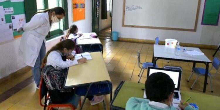 Ecuador. Clases presenciales. Foto de archivo.