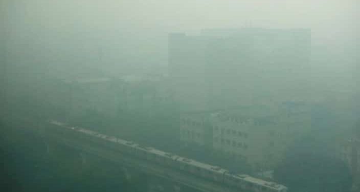 Un metro pasa por el Instituto del Cáncer y Centro de Investigación Rajiv Gandhi mientras se acerca a la estación de metro de Rithala en una mañana de smog en Delhi, India 12 de noviembre de 2021. REUTERS/Navesh Chitrakar