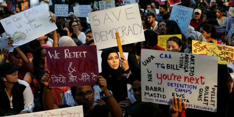 India se ha sumado a la lista de democracias "en retroceso". Aquí, en una protesta contra una nueva ley de ciudadanía, el 19 de diciembre de 2019. © AP Photo/Rajanish Kakade