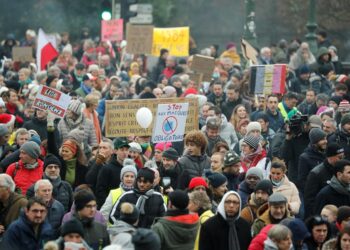 Bruselas, protesta pasaporte covid. Foto EFE.