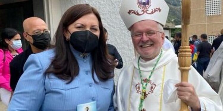 Carmen Meléndez y el exNuncio Apostólico Aldo Giordano. Foto @gestionperfecta