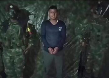 El patrullero de la policía de Colombia, Tomás Andrés Blanco, secuestrado por las FARC. Foto captura.