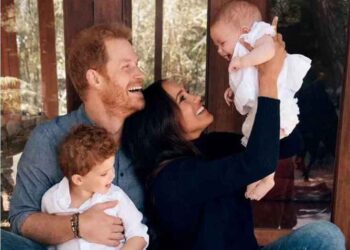 Harry, Meghan Archie y Lili. Postal navideña. Foto agencias.