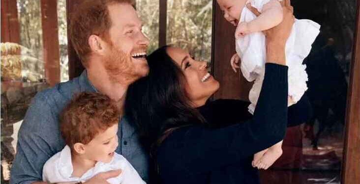 Harry, Meghan Archie y Lili. Postal navideña. Foto agencias.