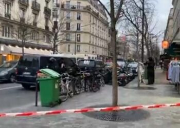 Hombre, rehenes, Paris Francia. Foto cpatura de video.