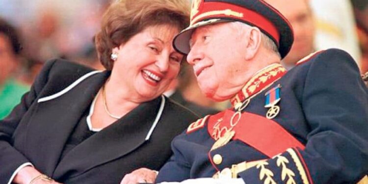 Lucía Hiriart y Augusto Pinochet. Foto de archivo.