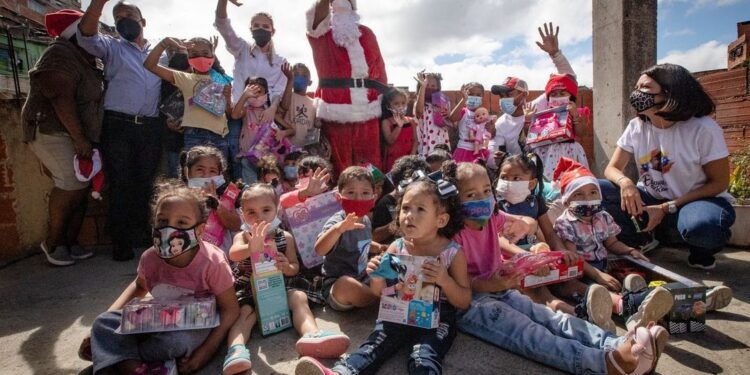 Regalos Navidad, niños de Petare. Foto CCN.