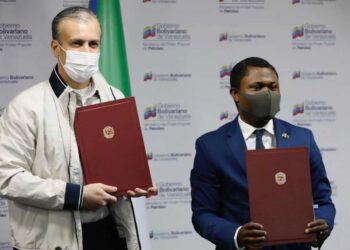 Tareck El Aissami y el ministro de Minas e Hidrocarburos de Guinea Ecuatorial, Gabriel Mbaa Obiang Lima. Foto @ViceVenezuela.