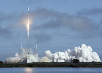 A SpaceX Falcon 9 rocket carrying 60 Starlink satellites launches from pad 40 at Cape Canaveral Air Force Station in Florida. This is the fifth batch of internet satellites launched by SpaceX, making a total of 300 now in orbit. The first stage booster rocket missed its planned landing on the SpaceX drone ship. (Photo by Paul Hennessy / SOPA Images/Sipa USA)(Sipa via AP Images)
