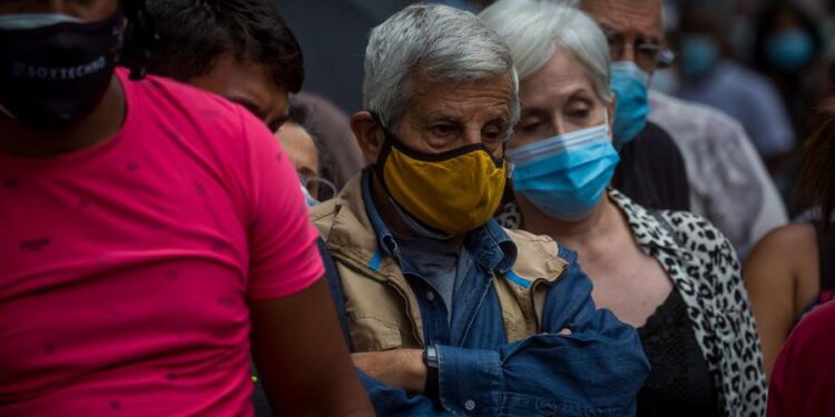 Personas hacen fila para ingresar a un centro de vacunación en Caracas, en una fotografía de archivo. EFE/Rayner Peña R