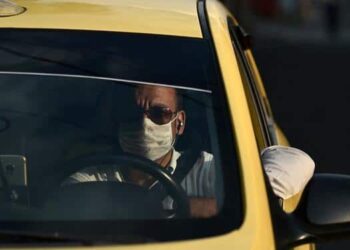 A taxi driver wears a face mask as a preventive measure against the spread of the new coronavirus, COVID-19 on March 26, 2020 in Cali, Colombia. - Colombian President Ivan Duque announced mandatory preventive isolation from March 24 to April 13 as a measure against the spread of COVID-19. (Photo by Luis ROBAYO / AFP)