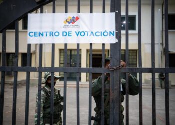 Miembros del ejército cierran los accesos a un centro de votación al finalizar la jornada hoy, en Barinas (Venezuela). Los colegios electorales del estado de Barinas, cuna de Hugo Chávez, comenzaron a cerrar sus puertas pasadas las 18.00 hora local (22.00 GMT) de este domingo, excepto aquellos donde había votantes esperando a emitir su sufragio, cumpliendo así con el reglamento que rige los comicios en Venezuela. EFE/ Rayner Peña R.