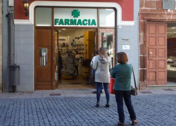 Ciudadanos esperando para acceder a una farmacia en Santa Cruz de La Palma, tras la entrada de la isla en el nivel 3 de alerta sanitaria por coronavirus. EFE / Luis G Morera