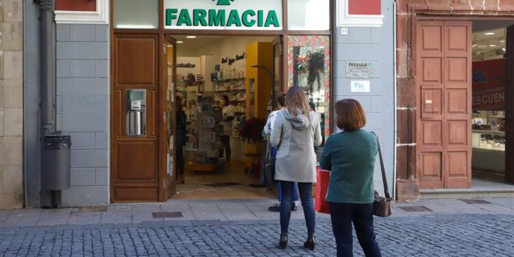 Ciudadanos esperando para acceder a una farmacia en Santa Cruz de La Palma, tras la entrada de la isla en el nivel 3 de alerta sanitaria por coronavirus. EFE / Luis G Morera