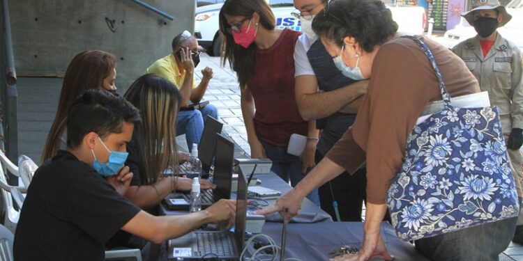 Jornada firmas referendo revocatorio. Foto @cneesvzla