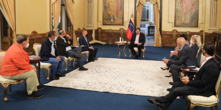 Nicolás Maduro y los gobernadores de los estados Zulia, Cojedes, Nueva Esparta y Barinas. Foto @PresidencialVen