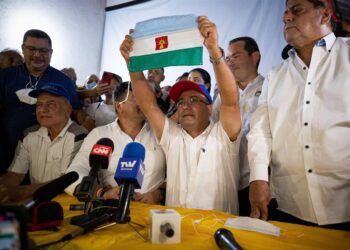 Sergio Garrido (c), muestra la bandera del estado durante una rueda de prensa hoy, desde su comando de Campaña en Barinas (Venezuela). El opositor venezolano Sergio Garrido arrebató al oficialismo la Gobernación del estado Barinas, cuna de Hugo Chávez, al ganar las elecciones regionales de este domingo, que se repitieron por orden del Supremo, que anuló los resultados de los comicios del pasado 21 de noviembre, en los que ya había vencido, por un estrecho margen, el antichavismo. EFE/ Rayner Peña R.