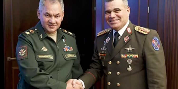 Vladimir Padrino (derecha) junto a su homólogo ruso Sergei Shoigu. Foto AP