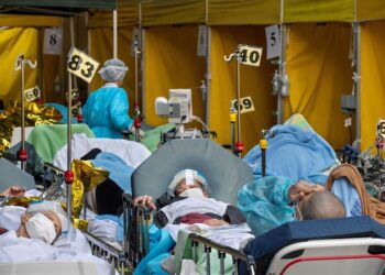 Pacientes con síntomas de Covid-19 yacen en camas fuera del Departamento de Accidentes y Emergencias del Centro Médico Caritas en Hong Kong, China. EFE/EPA/MIGUEL CANDELA