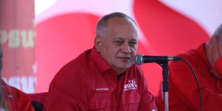 Diosdado Cabello. Foto Con el mazo.