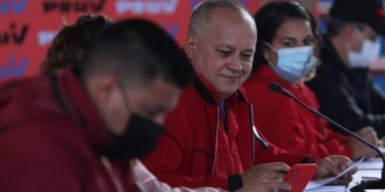 Diosdado Cabello. Foto Con el mazo.