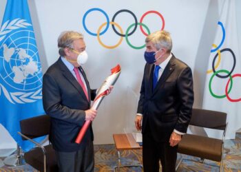 El Secretario General de la ONU, António Guterres, (izq.) junto al presidente del Comité Olímpico Internacional, Thomas Bach, en los Juegos Olímpicos de Invierno de Pekín.