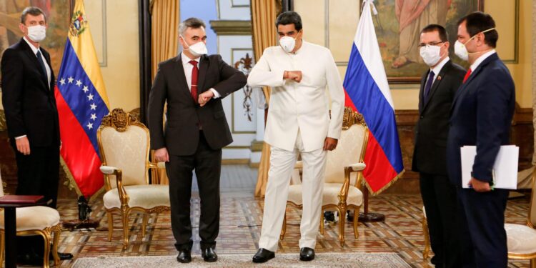 El embajador ruso, Sergei Melik-Bagdasarov y Nicolás Maduro. Foto @PresidencialVen