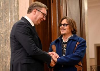 Johnny Depp y el presidente de Serbia Aleksandr Vucic. Foto agencias.